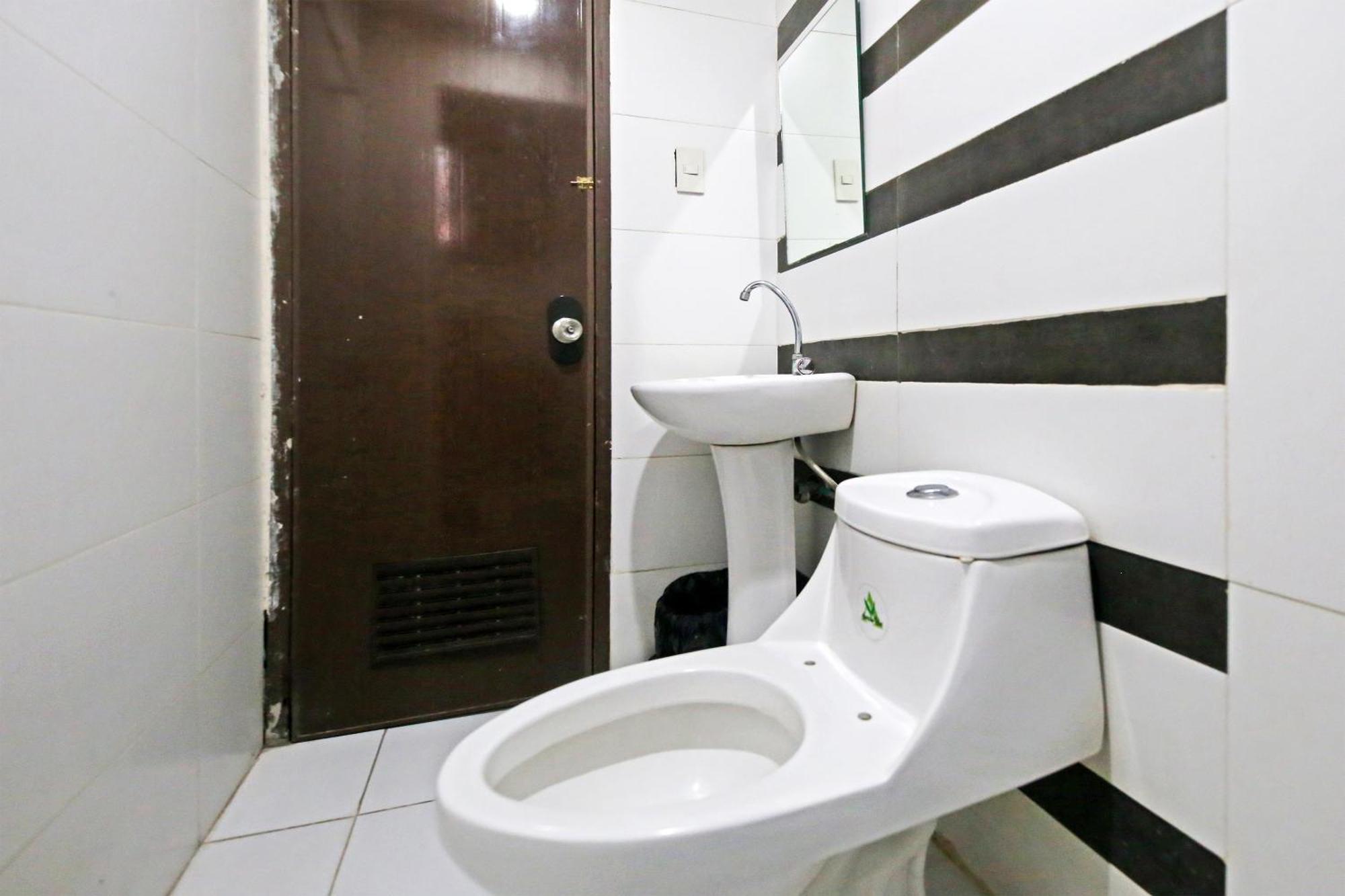 Oyo 894 Cosmo P Campa Hotel